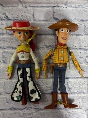 DISNEY PIXAR TOY STORY 2 TOYS WOODY & JESSIE Pull String Talking Dolls READ